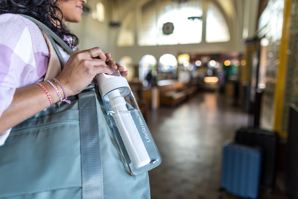 Przezroczysta butelka filtrująca LifeStraw o pojemności 650ml - praktyczne zastosowanie na lotnisku