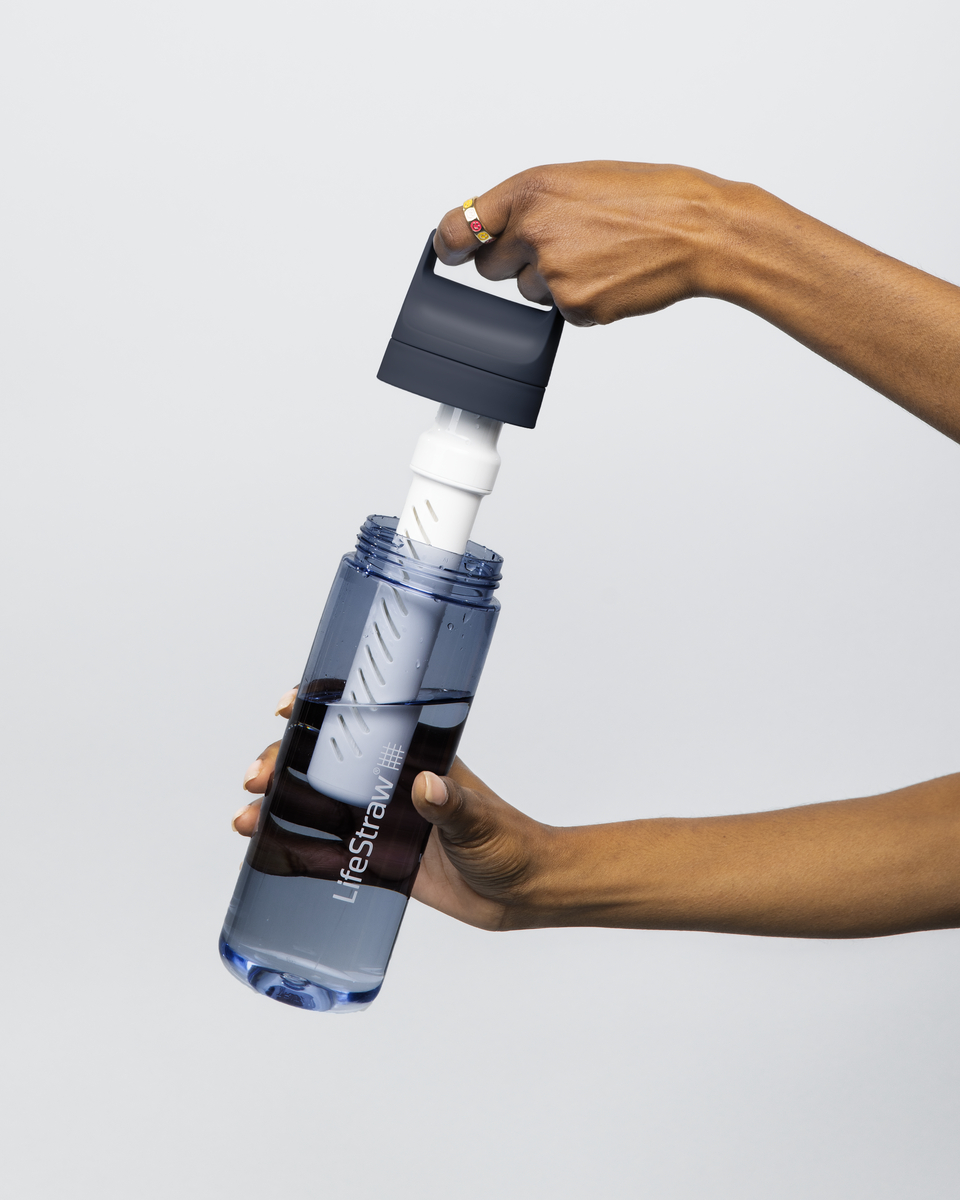 Litrowa butelka LifeStraw Go 2.0 - jak odkręcić uchwyt z ustnikiem od korpusu butelki