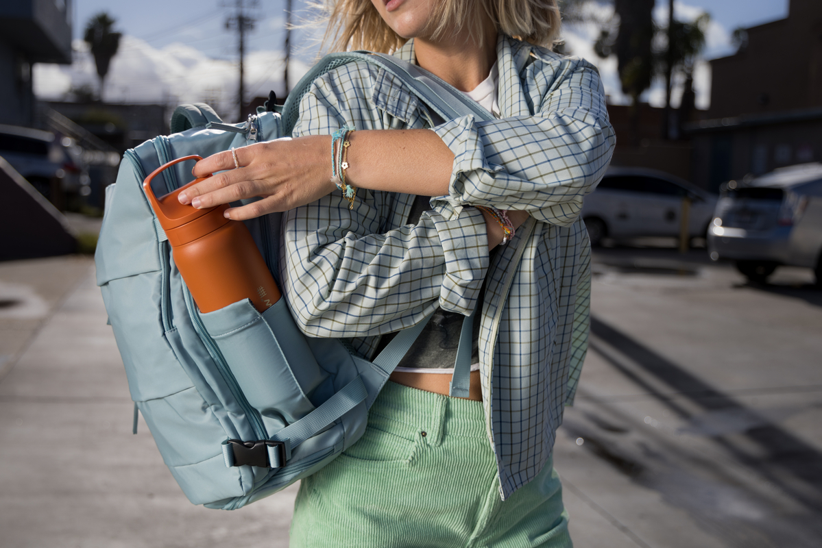 Butelka LifeStraw Steel w kieszeni plecaka podczas pieszej wycieczki