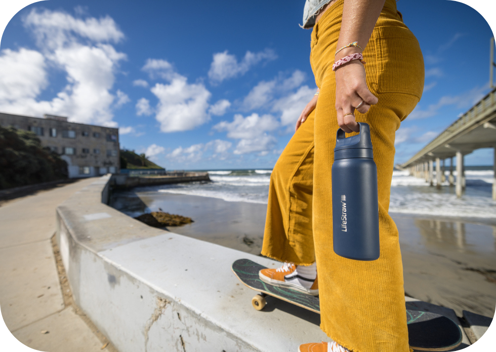 Butelka LifeStraw Steel 1 litr podczas aktywności w mieście