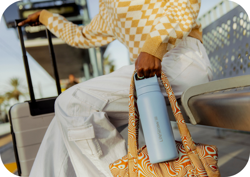 Butelka Lifestraw Steel Icelandic Blue w codziennym użytku