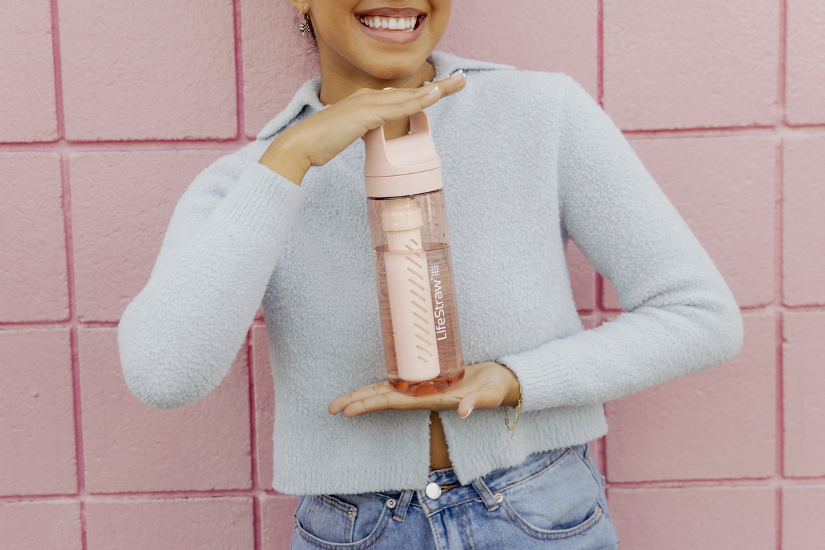 Turystyczny bidon na wodę Lifestraw Go 2.0 w miejskiej scenerii