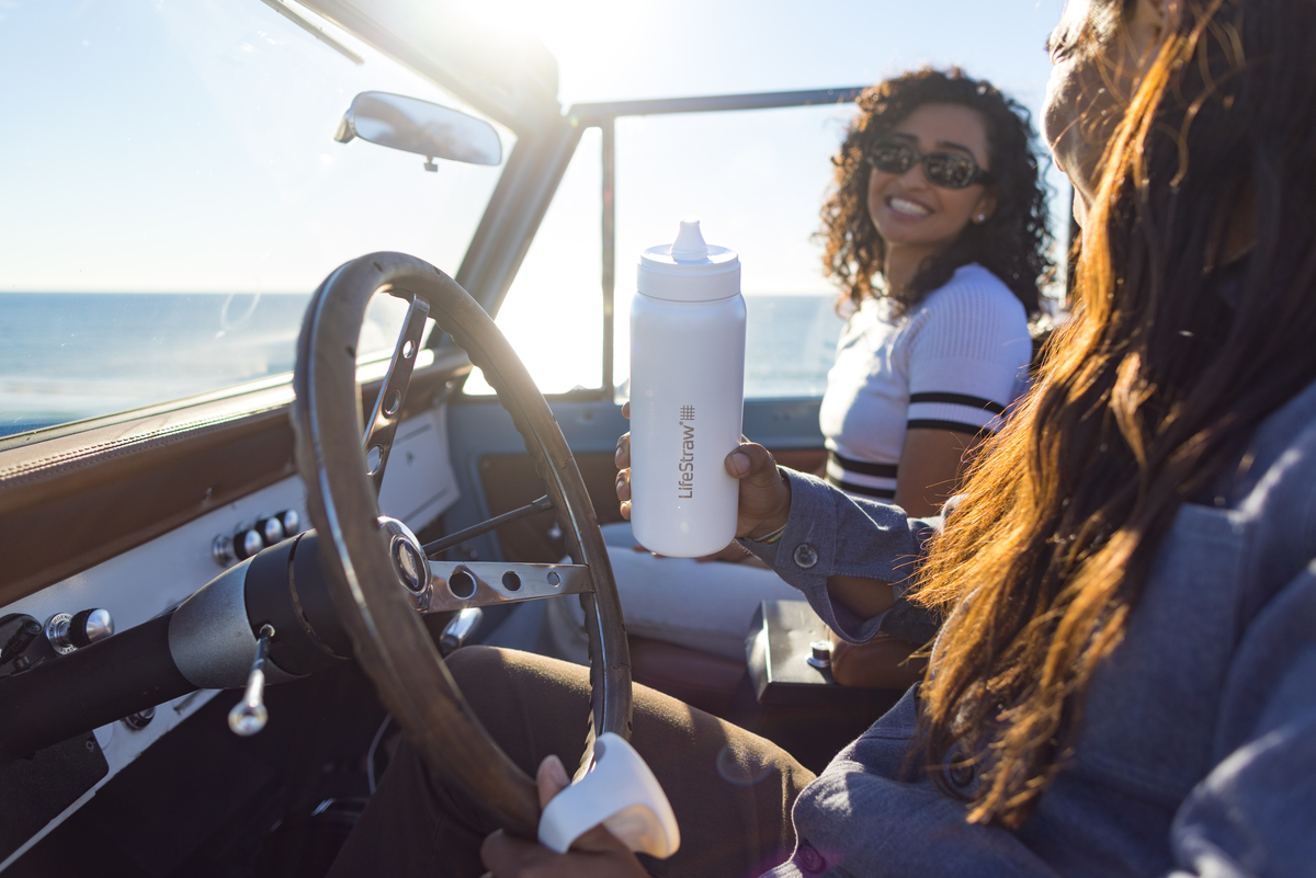 Litrowa butelka LifeStraw Go 2.0 Steel z filtrem ze stali nierdzewnej podczas wycieczki samochodowej