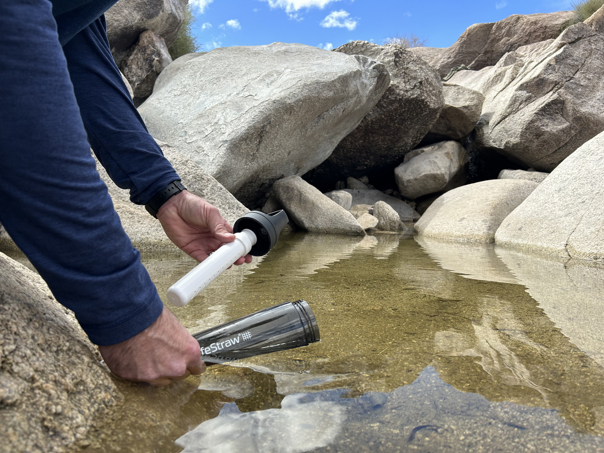 Butelka LifeStraw Go 2.0 Czarna napełniana w górskim potoku