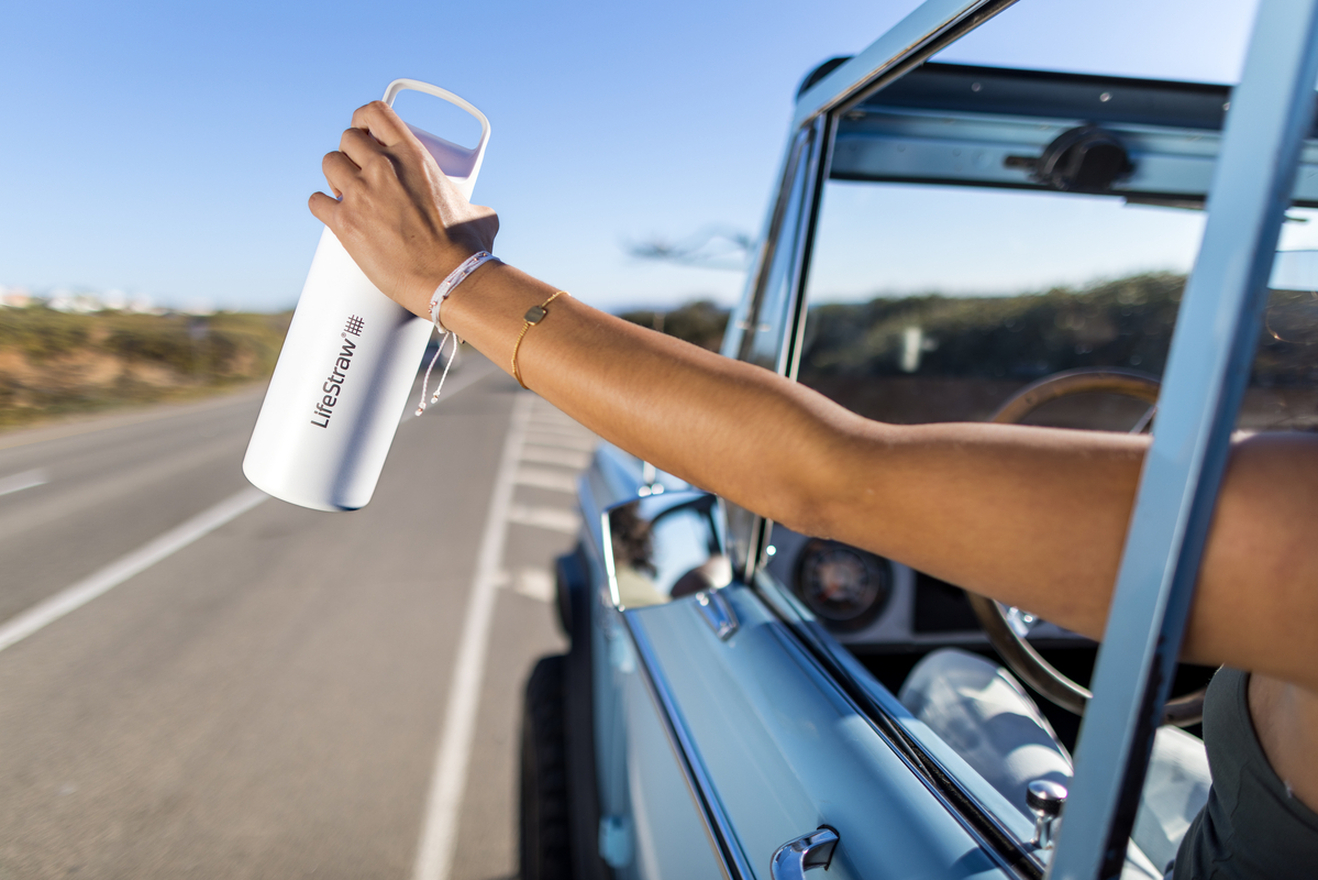 Stalowa butelka LifeStraw Go 2.0 o pojemności 1L prezentowana w samochodzie