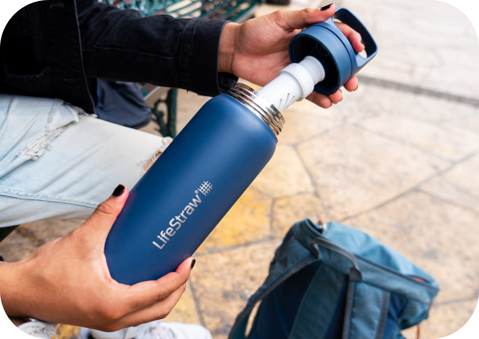 Granatowa butelka filtrująca ze stali nierdzewnej