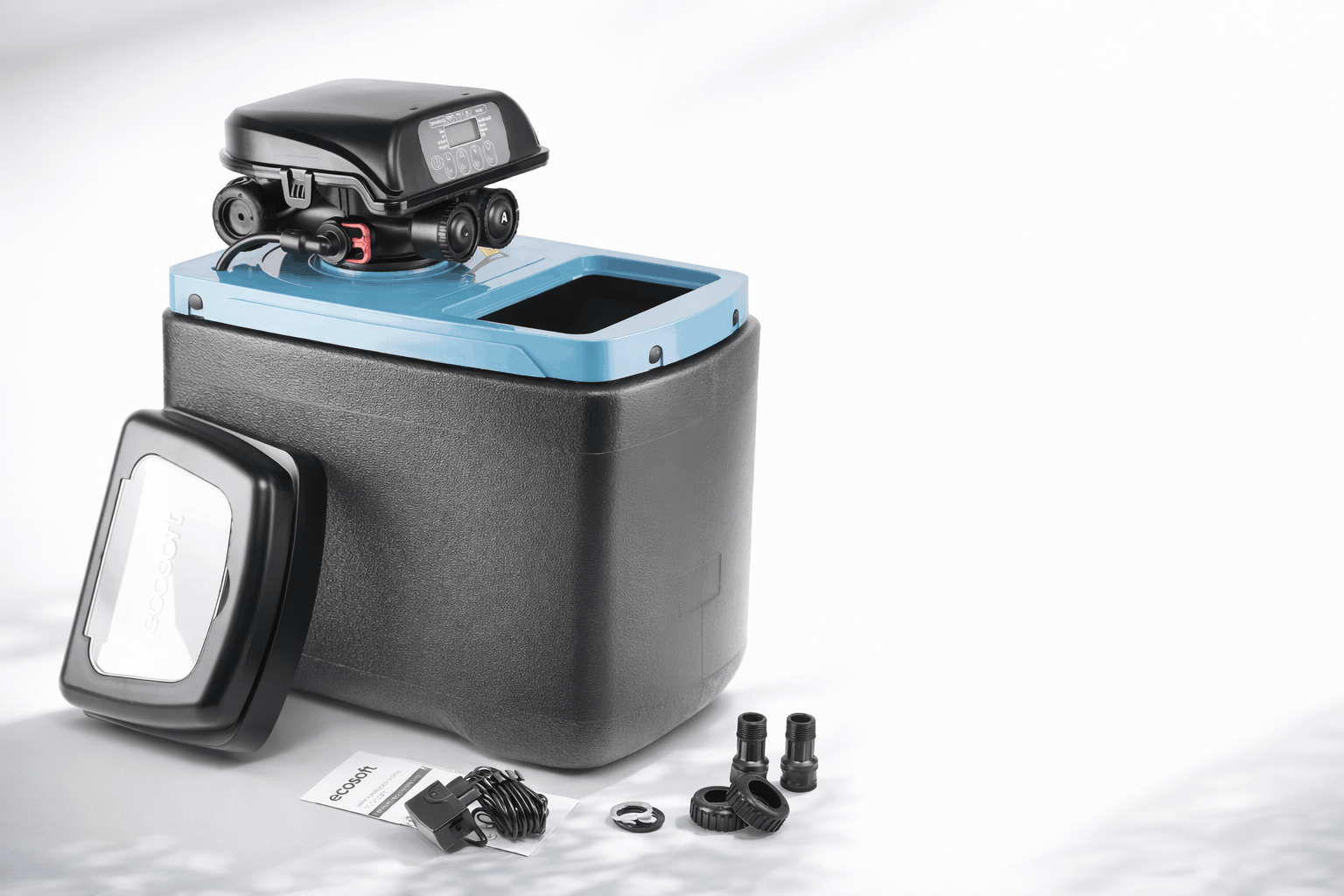 Zmiękczacz Ecosoft Core 110 w jasnym pomieszczeniu - pełny zestaw montażowy