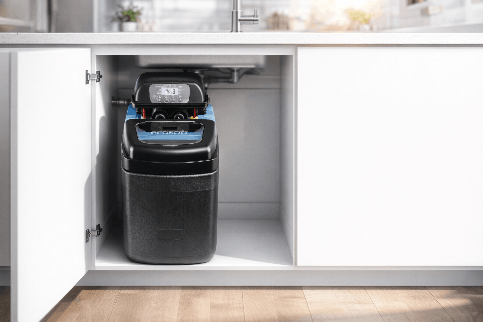 Kompaktowy zmiękczacz wody Ecosoft Core 110 zamontowany w szafce pod zlewem