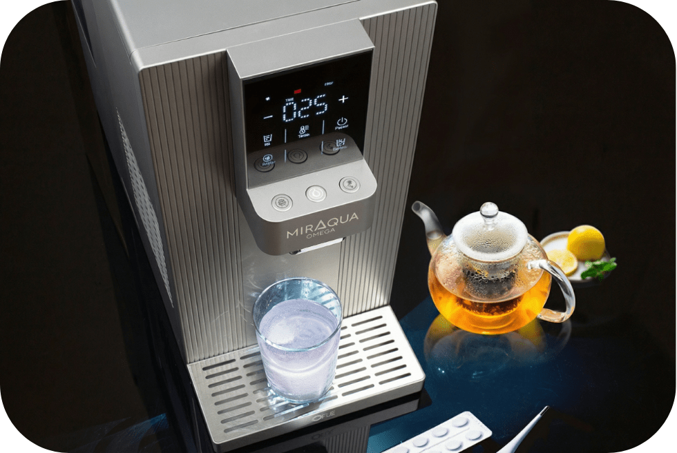 Dystrybutor wody z wodą gazowaną, schłodzoną i gorąca oraz membraną usuwającą wirusy